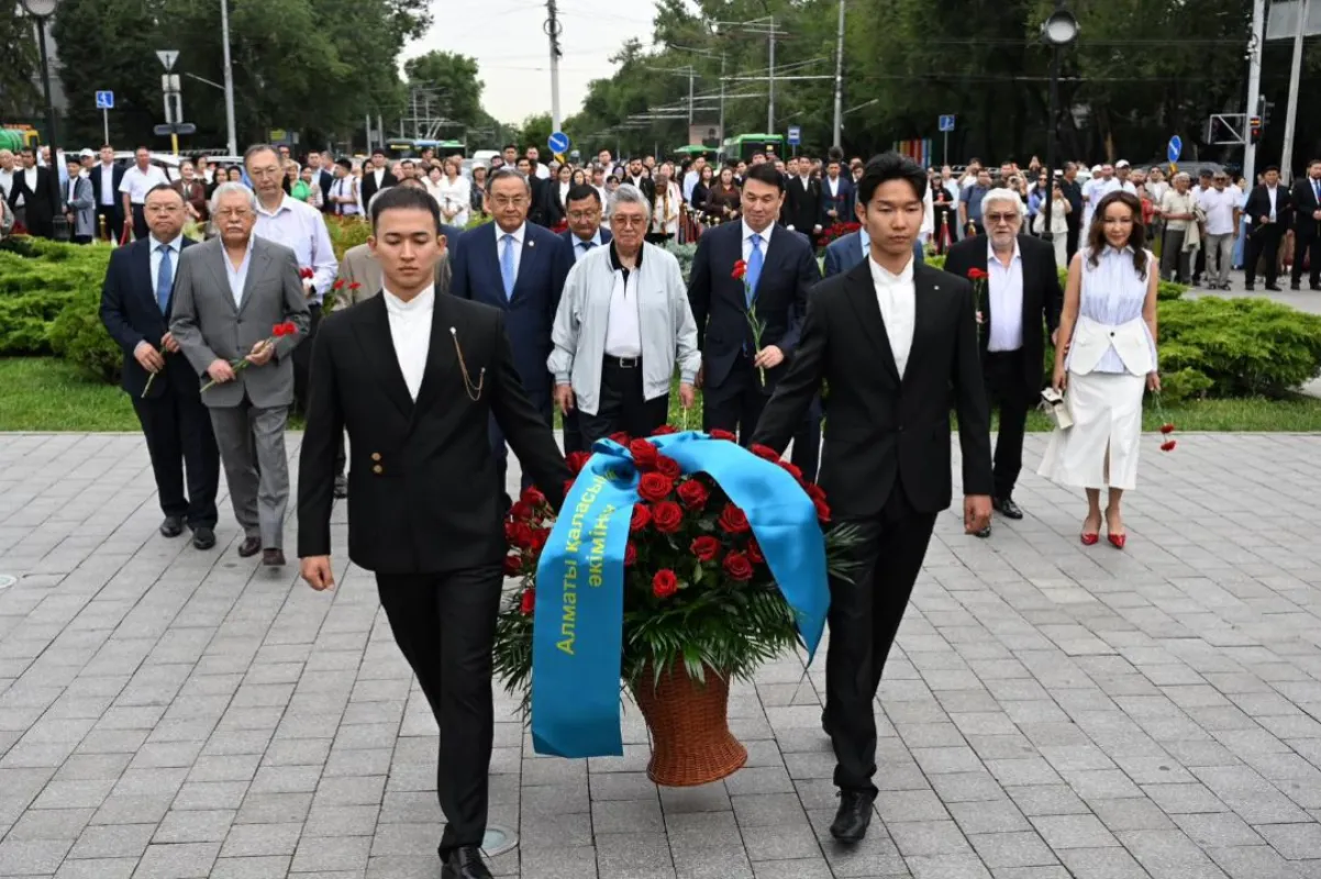 Алматыда Абай күні атап өтіліп, ұлы ақын ескерткішіне гүл шоқтары қойылды