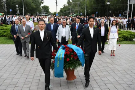 Алматыда Абай күні атап өтіліп, ұлы ақын ескерткішіне гүл шоқтары қойылды