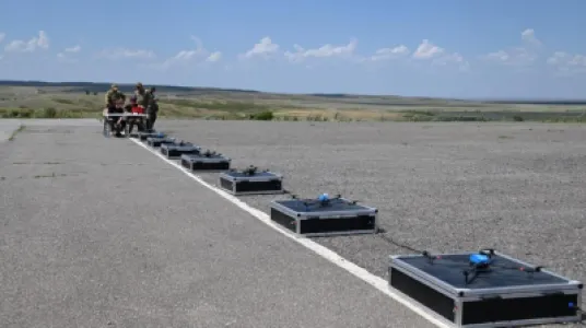 Бір оператор 100 дронды басқара алады: жаңа жүйе сынақтан өтті